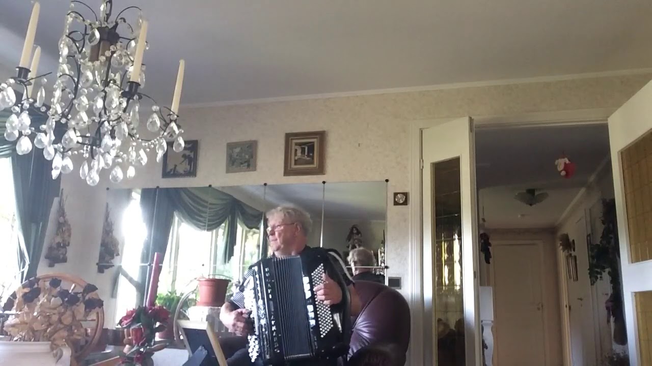 Rodger spelar upp en vals Konvaljens Avsked