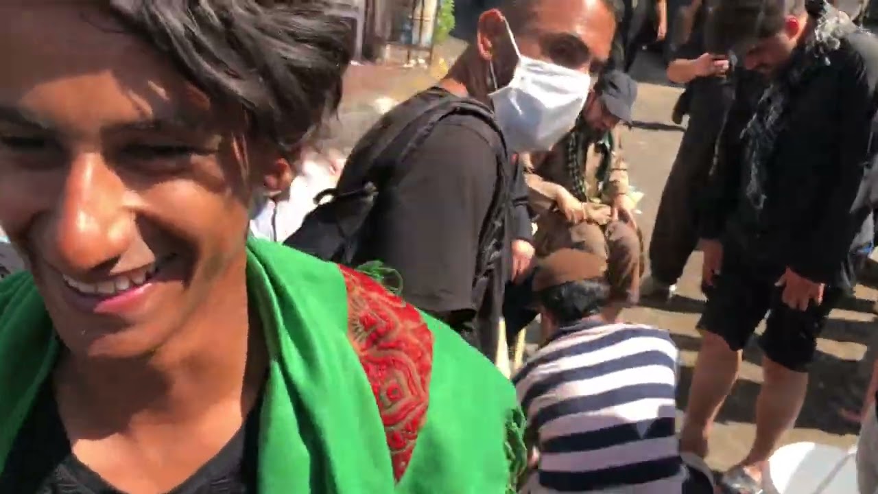 غسل اقدام زوار أربعينية الإمام الحسين عليه السلام