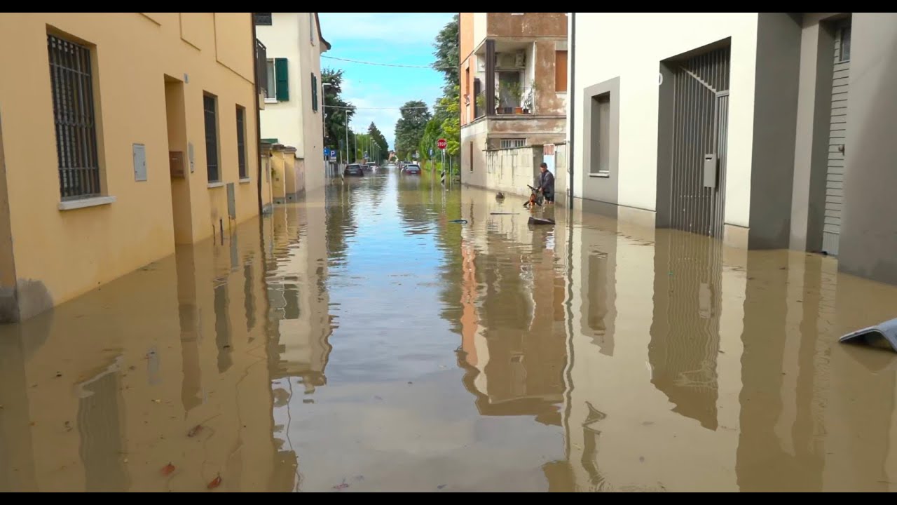 LIVE Alluvione in corso a Lugo di Romagna nel ravennate, l'acqua invade le vie del centro