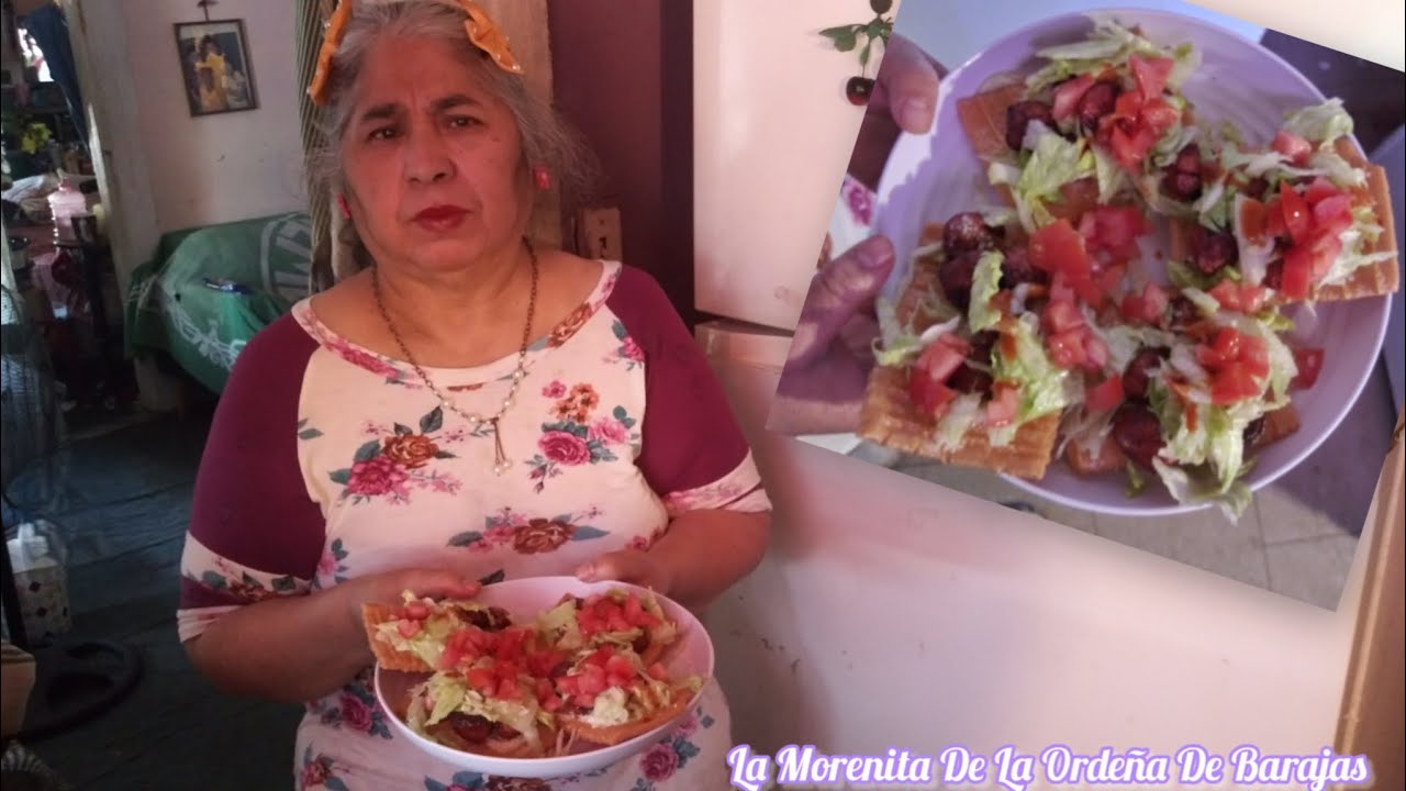 Chicharones de harina con queso, salchicha , lechuga y jitomate