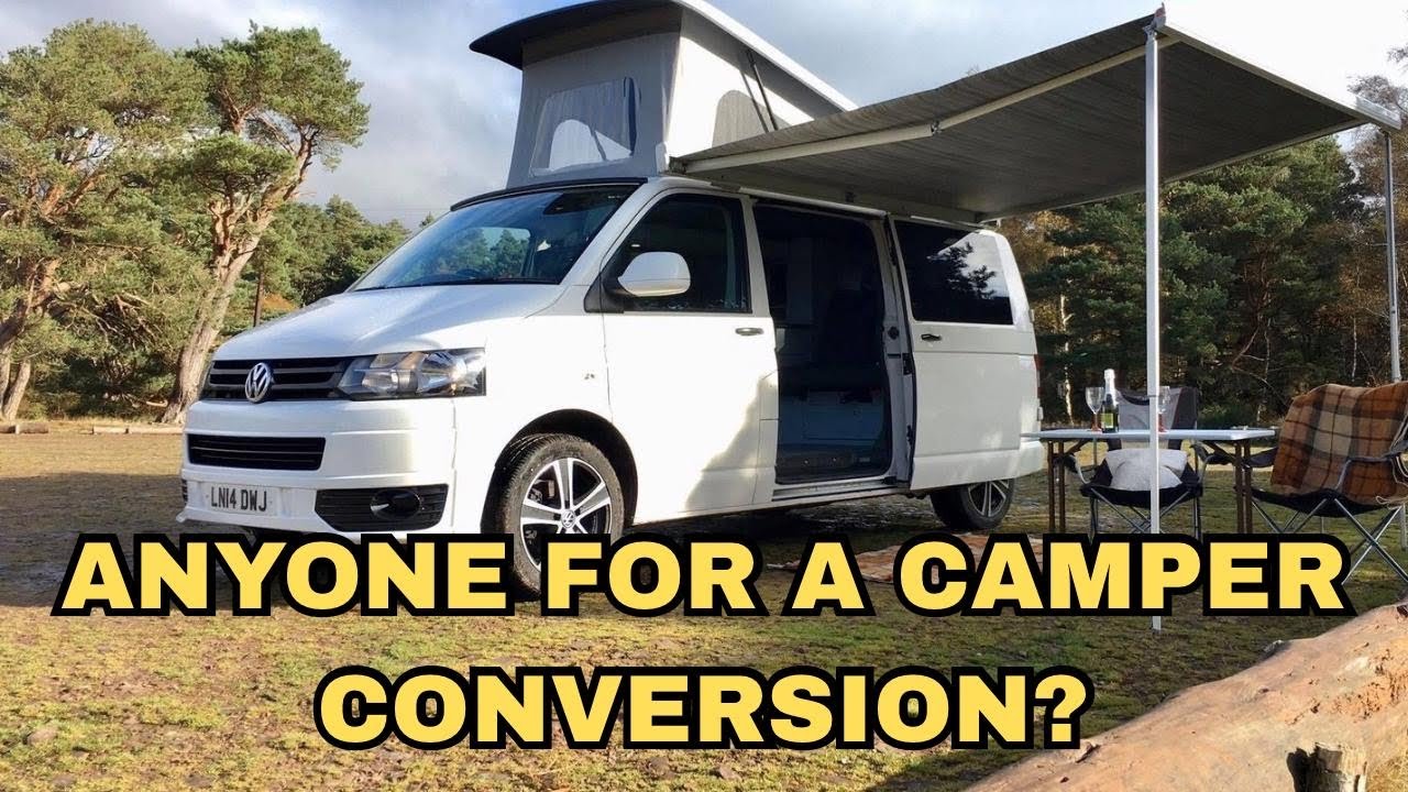 Дешевый сильно разбитый кемпер-фургон VW T5 с подъемной крышей.