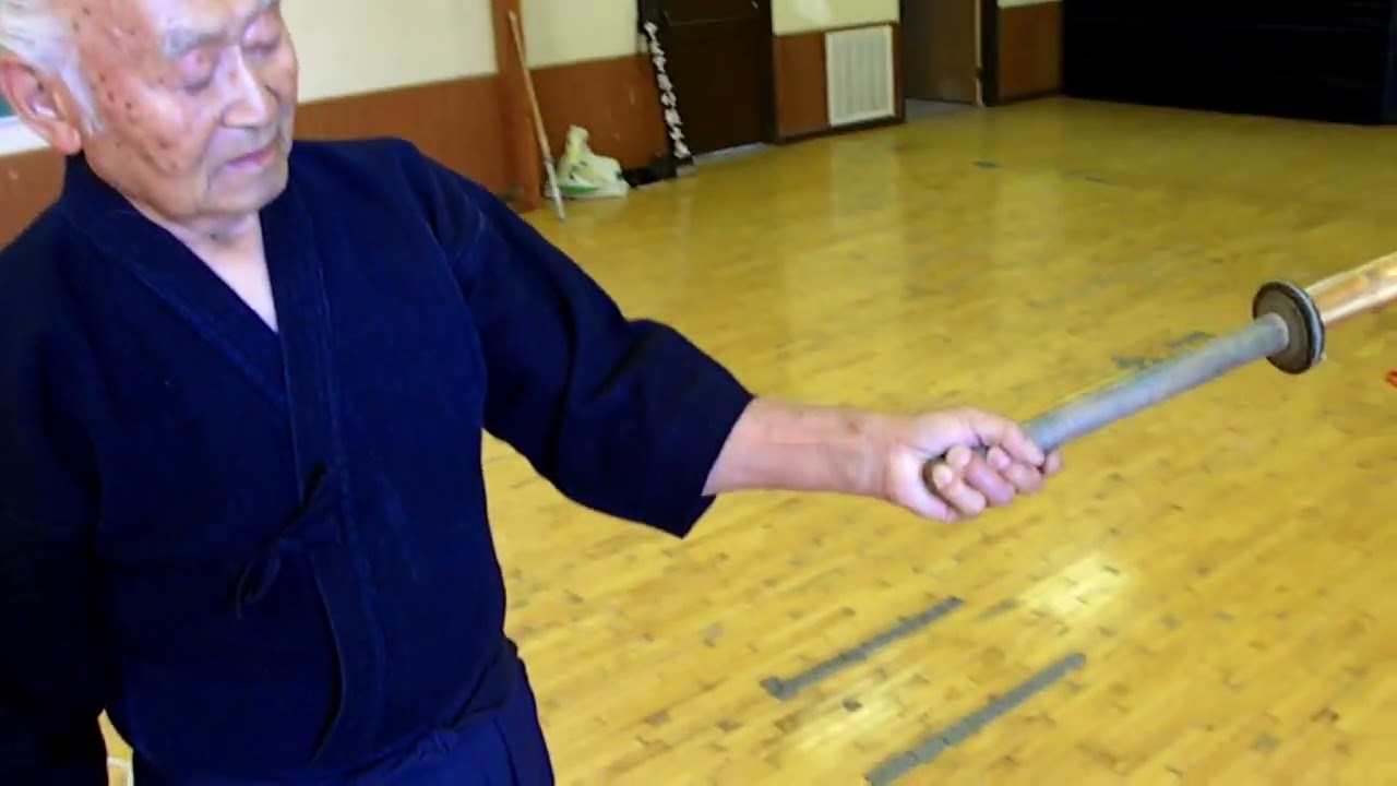 Miyahara Maki Kendo Hanshi 8. Dan explaining Tenouchi & Kamae
