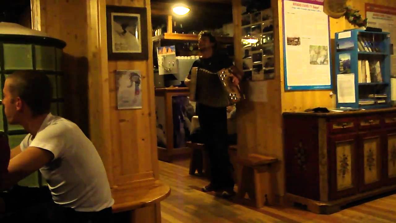 Dezulian Mirco, gestore Rifugio Denza, canta Jodle