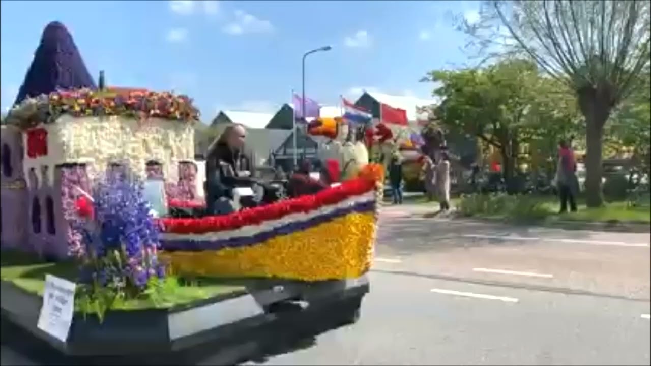 Bloemencorso Bollenstreek - Uitrit vanuit de hal in Sassenheim