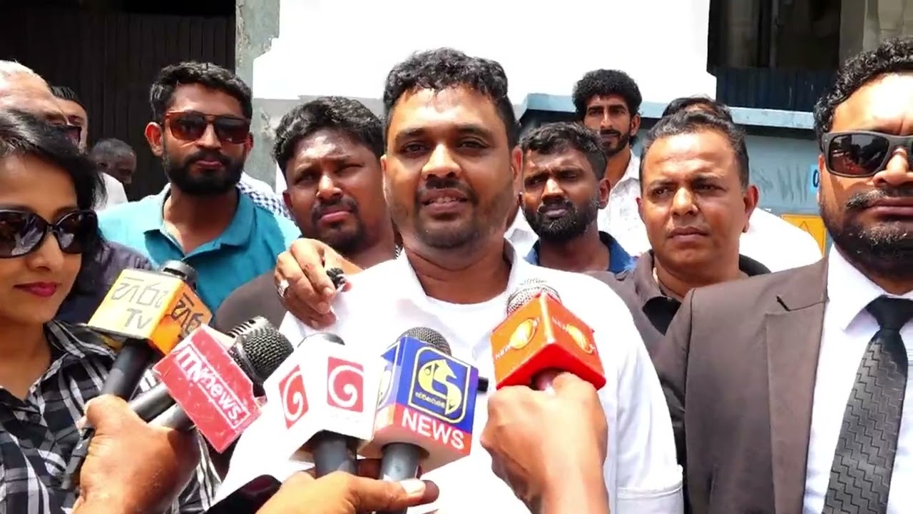 සමාජ මාධ්‍ය ක්‍රියාකාරිකයින් තනි වෙලා නෑ. ඔක්කොම එකතු වෙලා ඉන්නවා