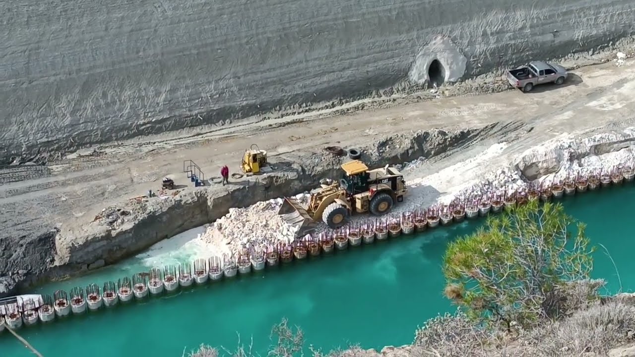 Ο φορτωτής Caterpillar, στην Διώρυγα Κορίνθου