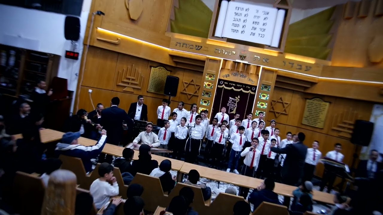 יחזקאל מזרחי מאיר הכנר האגדי במסיבת חנוכה עם ילדי מנורת המאור בהנצחת החזן יחזקאל מזרחי ברמת אשכול בי