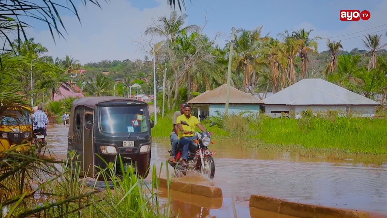 MAFURIKO KIGOMA: DC AFUNGA BARABARA YA KATUBUKA ''TUTAYAHAMISHA MAJI, WANANCHI WALIA NA NYUMBA ZAO