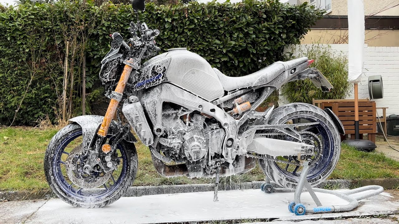 Showroom condition! Yamaha MT-09 SP 2022 gets washed [4K HDR]