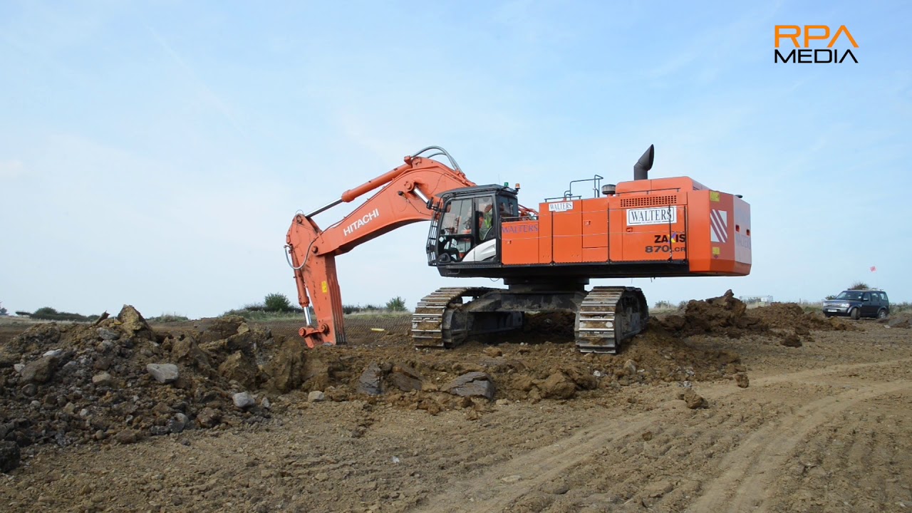 BIG Hitachi ZX870 loading 40t dump trucks
