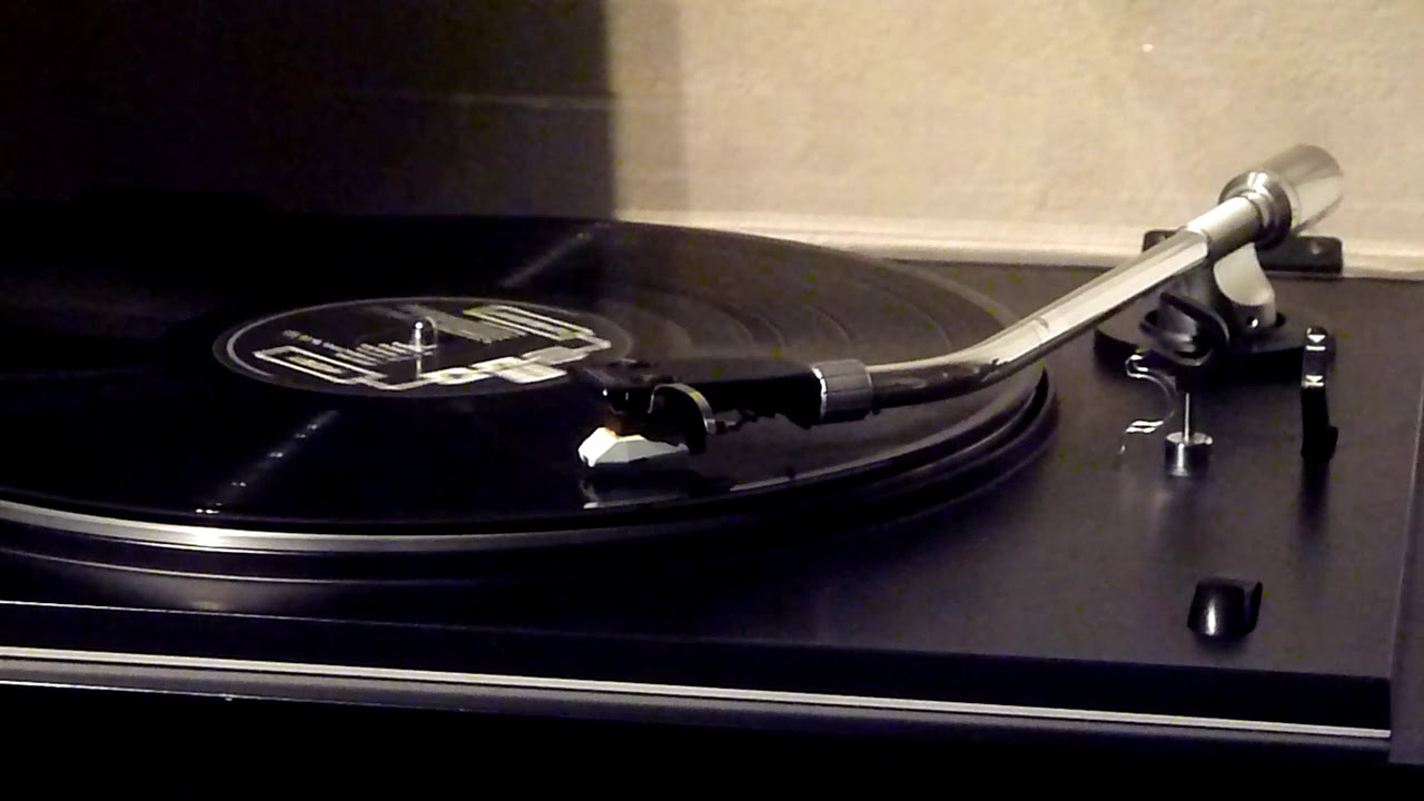 Swedish vintage HiFi Sonab 85s turntable + R-4000 receiver play Moby (LP Ambient)