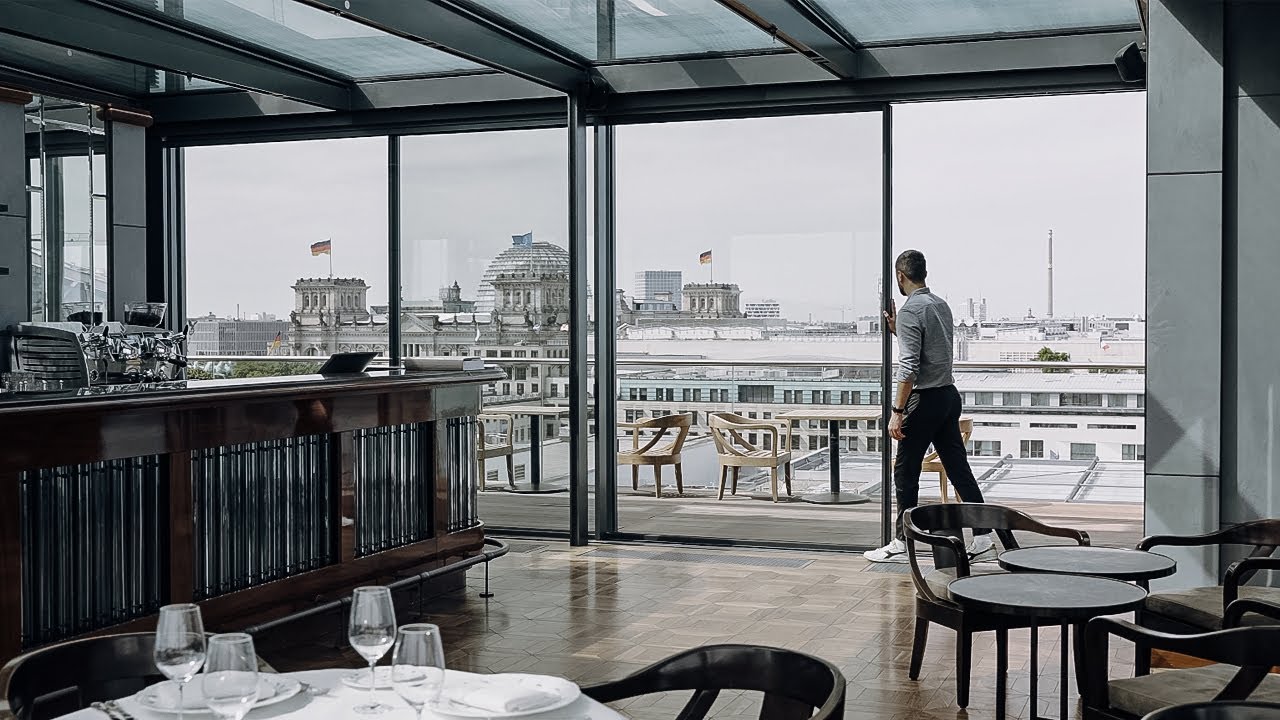 Bewegliche Glasfassade für die Aufstockung des China Clubs in Berlin-Mitte