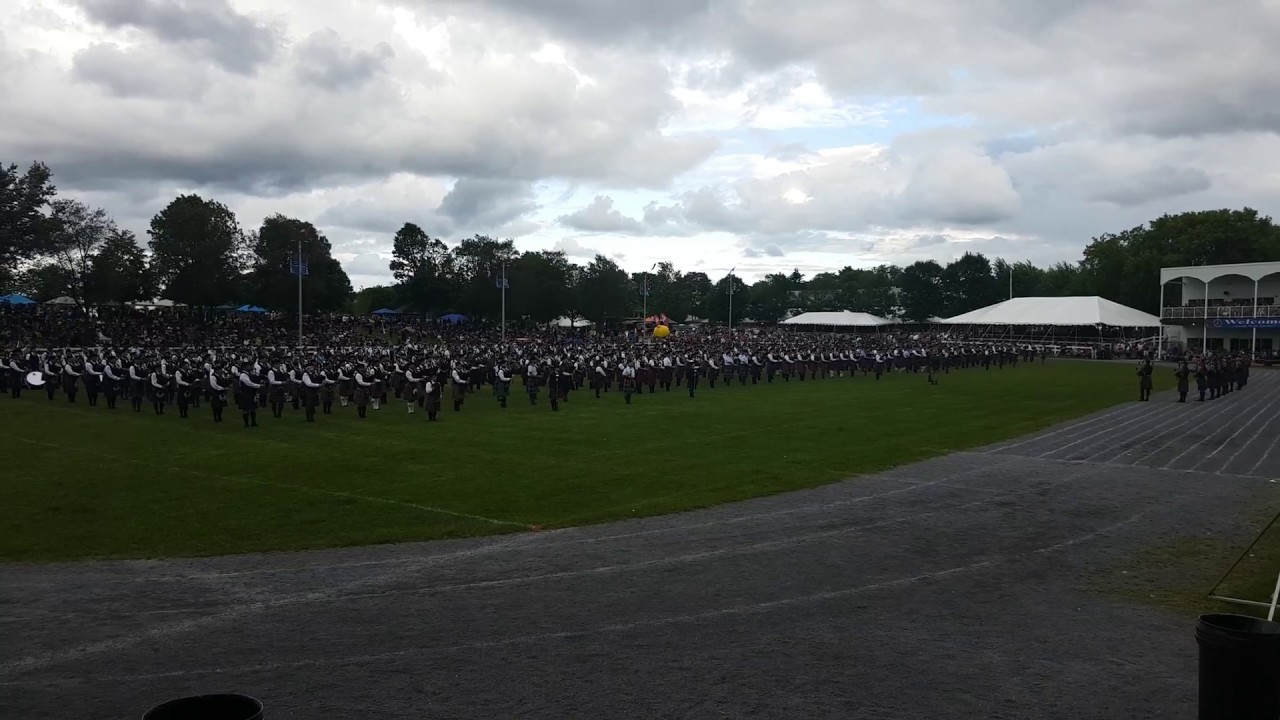 Amazing Grace on Bagpipes (around 1000 bagpipes)