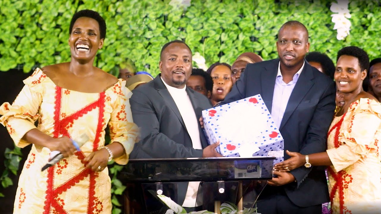Incwi🥰Pst KANZIGA NU MUGABO WE😍byabarenze BABATUNGUJE IMPANO /MBEGA IBINTU BYIZA BAKOREYE ABABYEYI