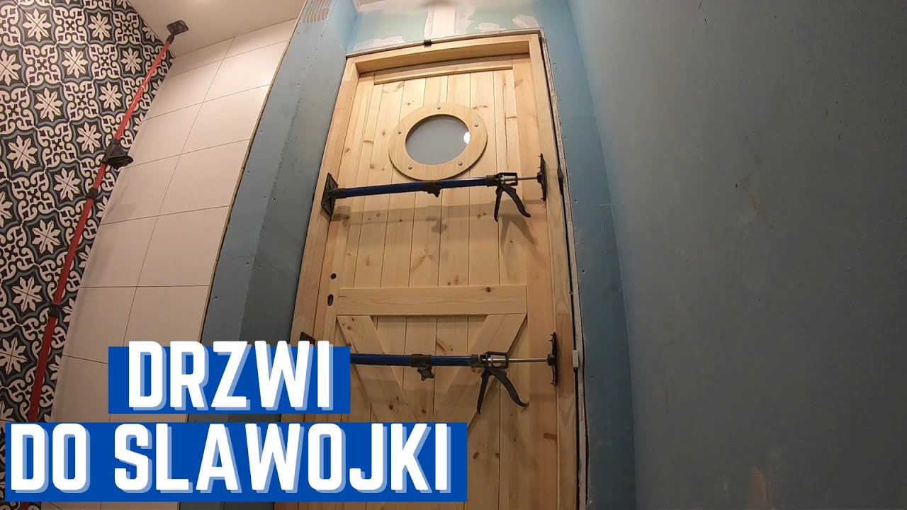 Mała łazienka w białych płytkach. Montaż drewnianej ościeżnicy. Remont mieszkania w bloku