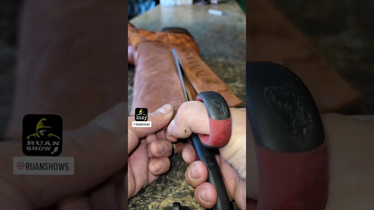 poniendo cierres en botas vaqueras