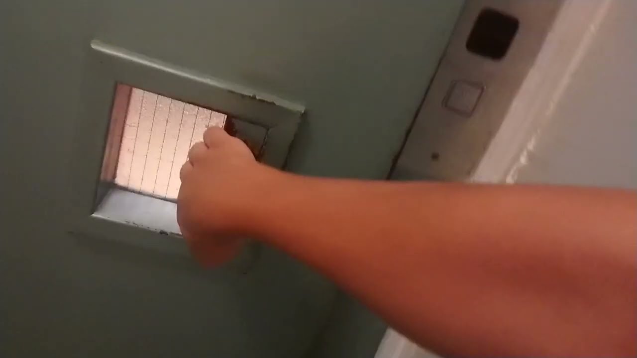 Παλιό ασανσέρ σε πολυκατοικία στην Αθήνα (εκσυχρονισμένον)
