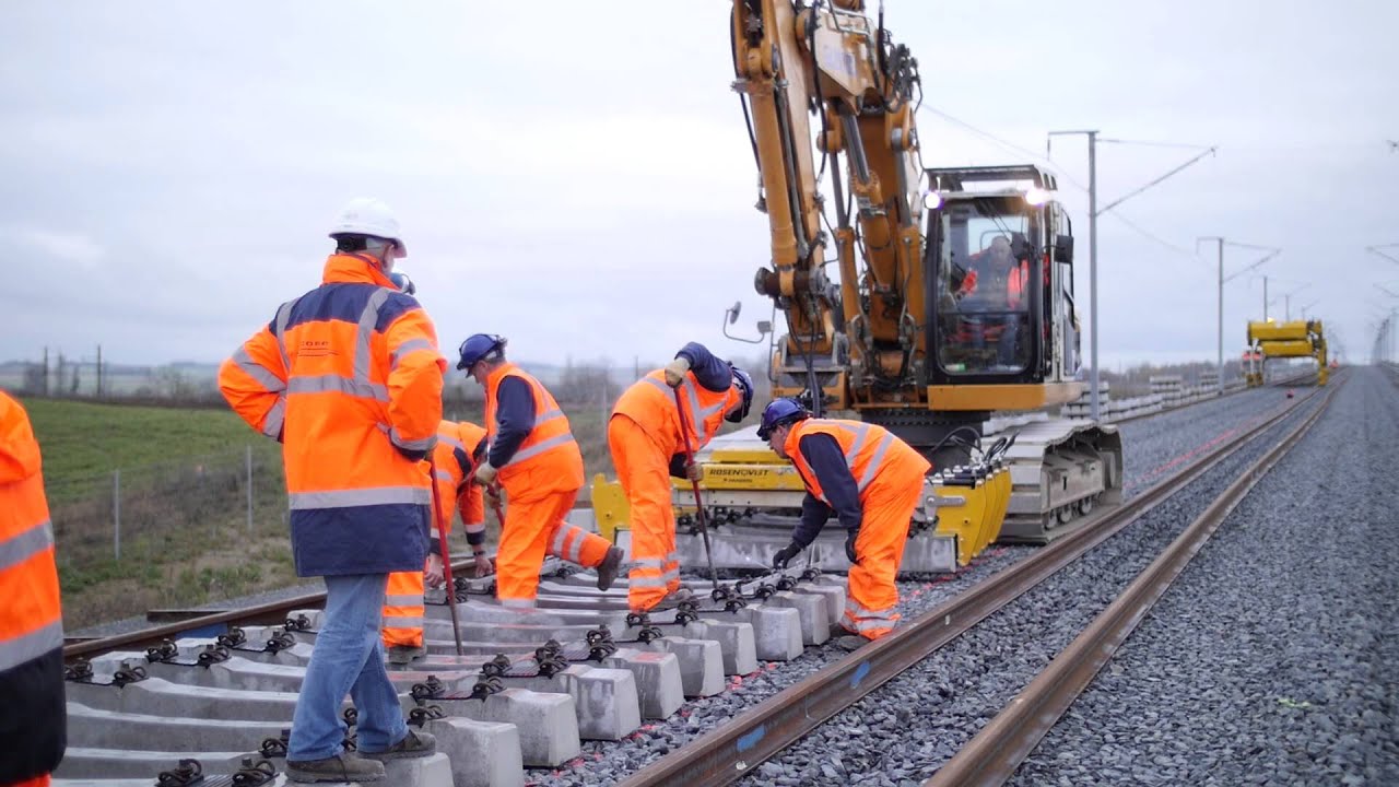 Les travaux de pose de voie de la LGV SEA : méthode avec pose de voie auxiliaire provisoire.