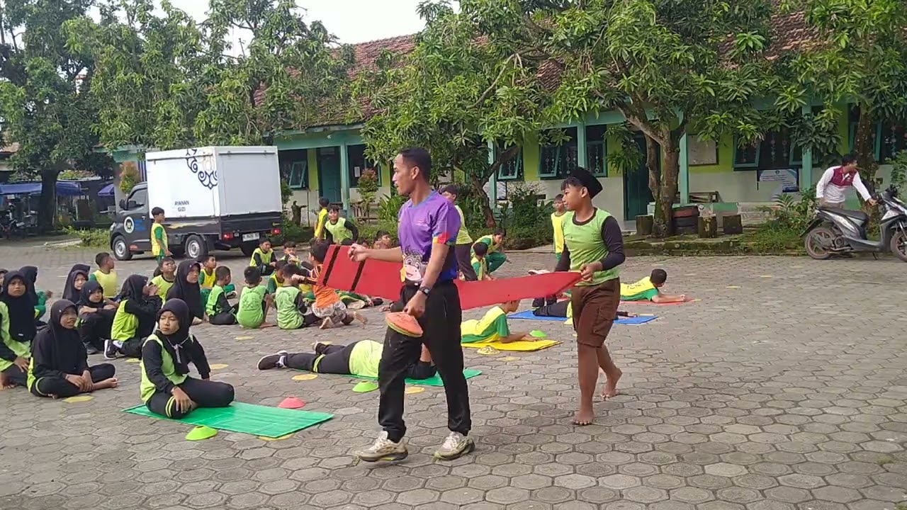 Berenang?? kok di darat!! PJOK SDN Jambean 02 Gerak di air #sekolahkuhebat