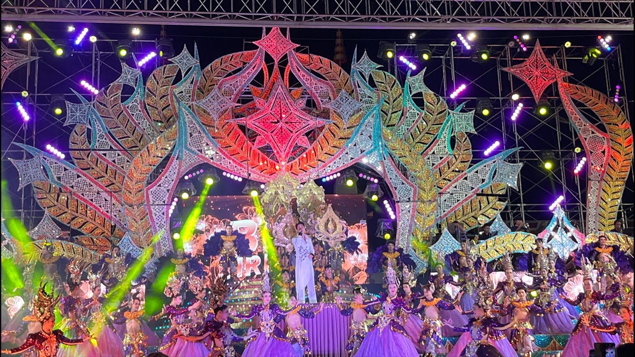 พาเพลิน บันเทิงศิลป์ กำลังถ่ายทอดสดหมอลำใจเกิดรอย บอย ศิริชัย ออน ทัวร์ ครั้ง ที่ 4