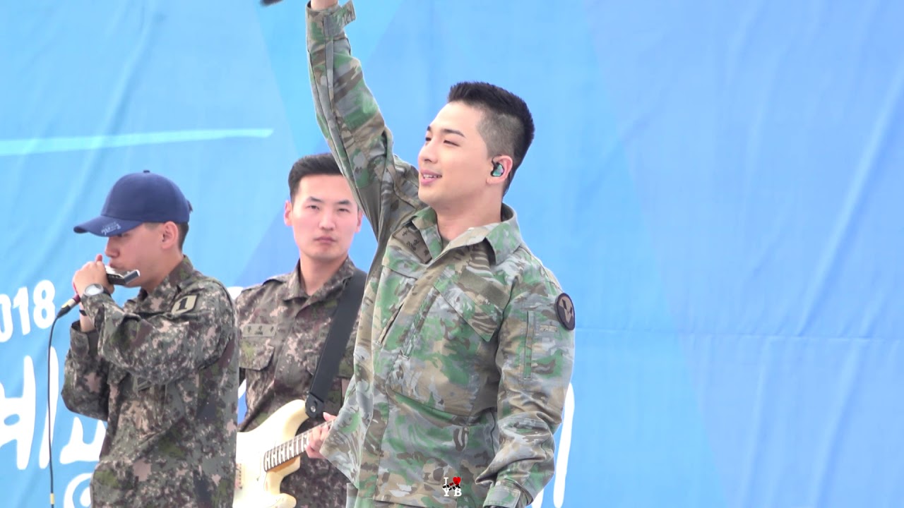 181009 연어흉내 내는 연예병사들 & 밴드 멤버들과 포옹하는 태양 @ 지상군페스티벌2018