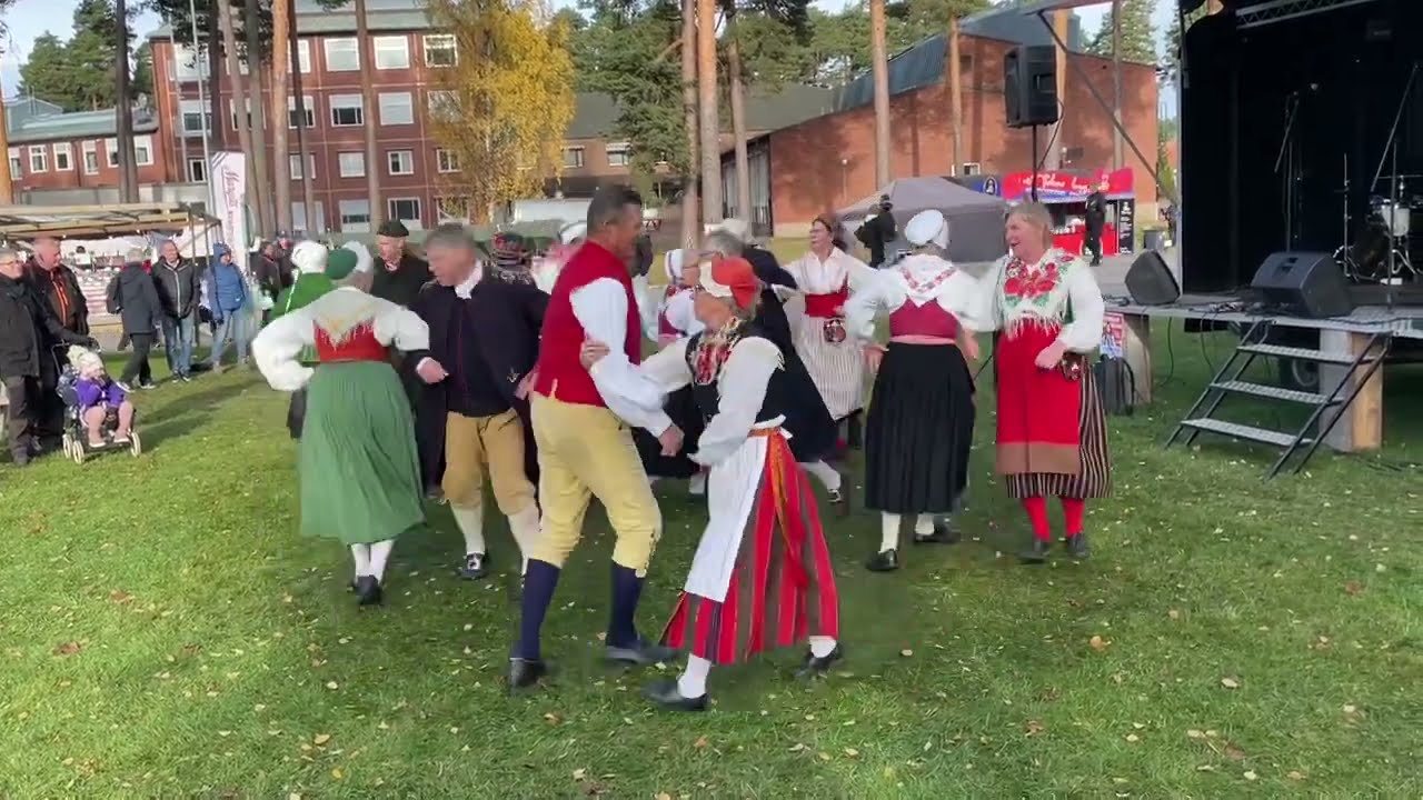 &rdquo;V&auml;va vadmal&rdquo; med folkdanslag i R&auml;ttvik