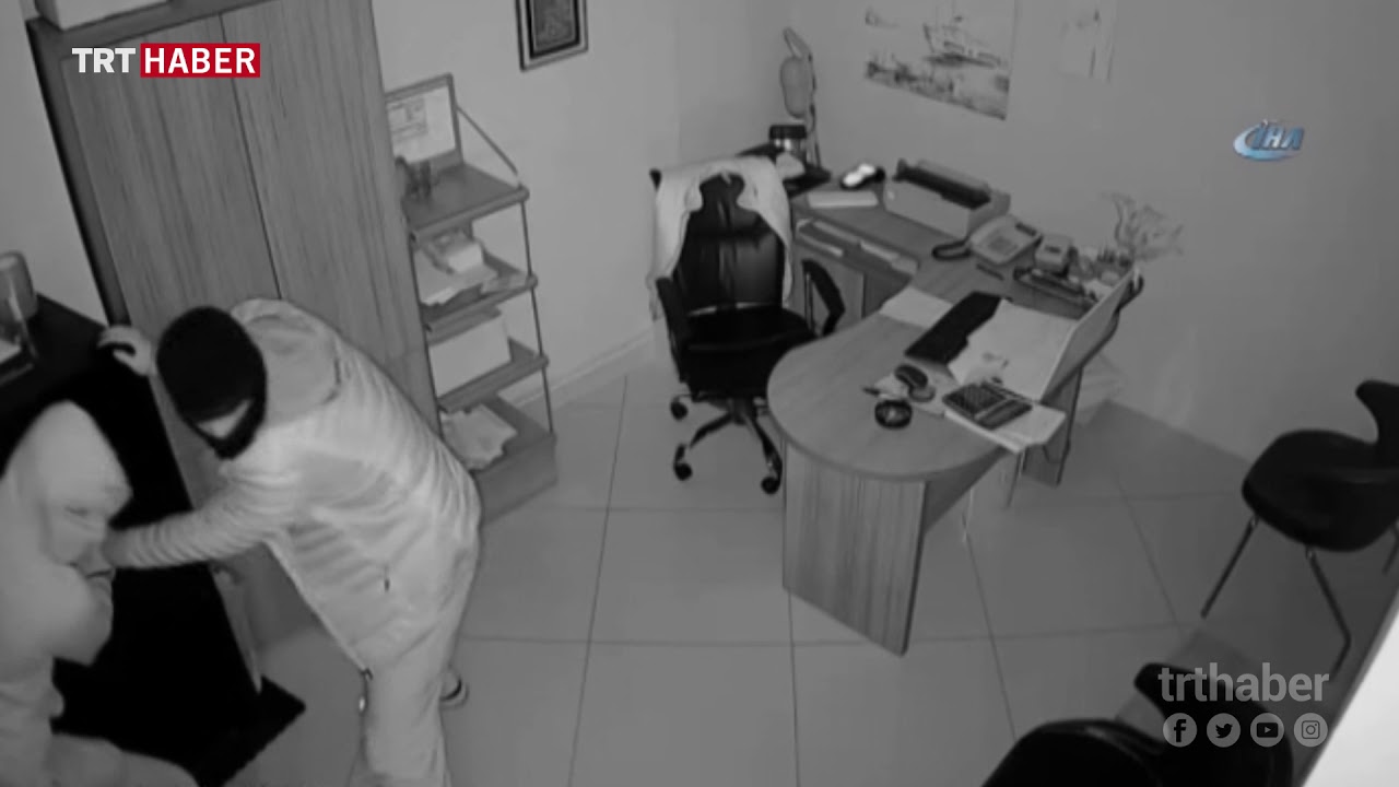 Zeytinburnu’ndaki hırsızlık girişimi güvenlik kameralarına yansıdı.