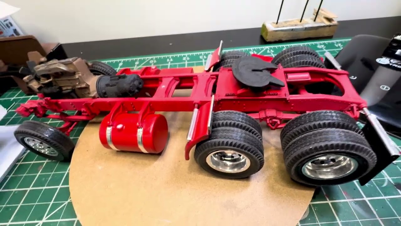 Episode 45- AMT white Freightliner build Part 4