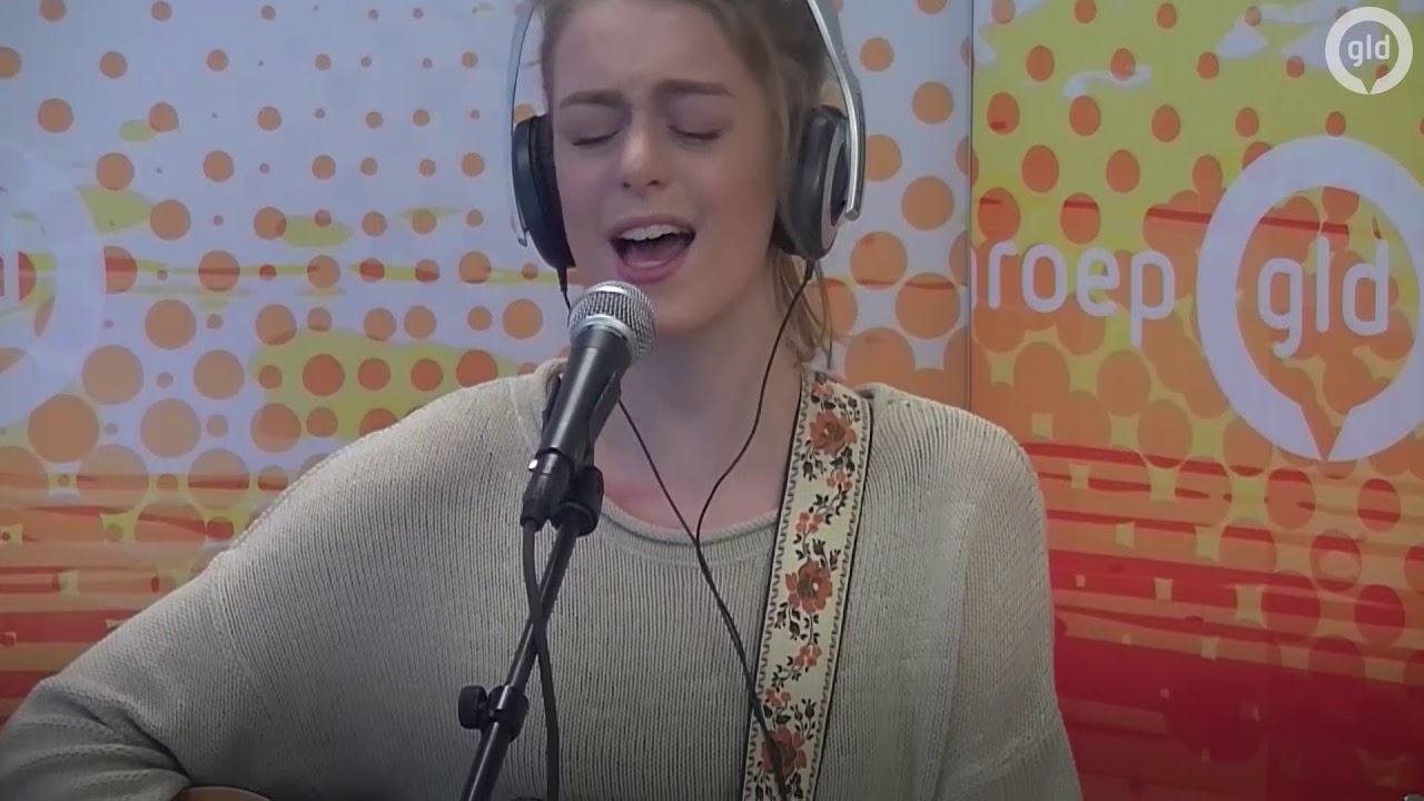 Demi Knight zingt 'Love the Same' bij Radio Gelderland
