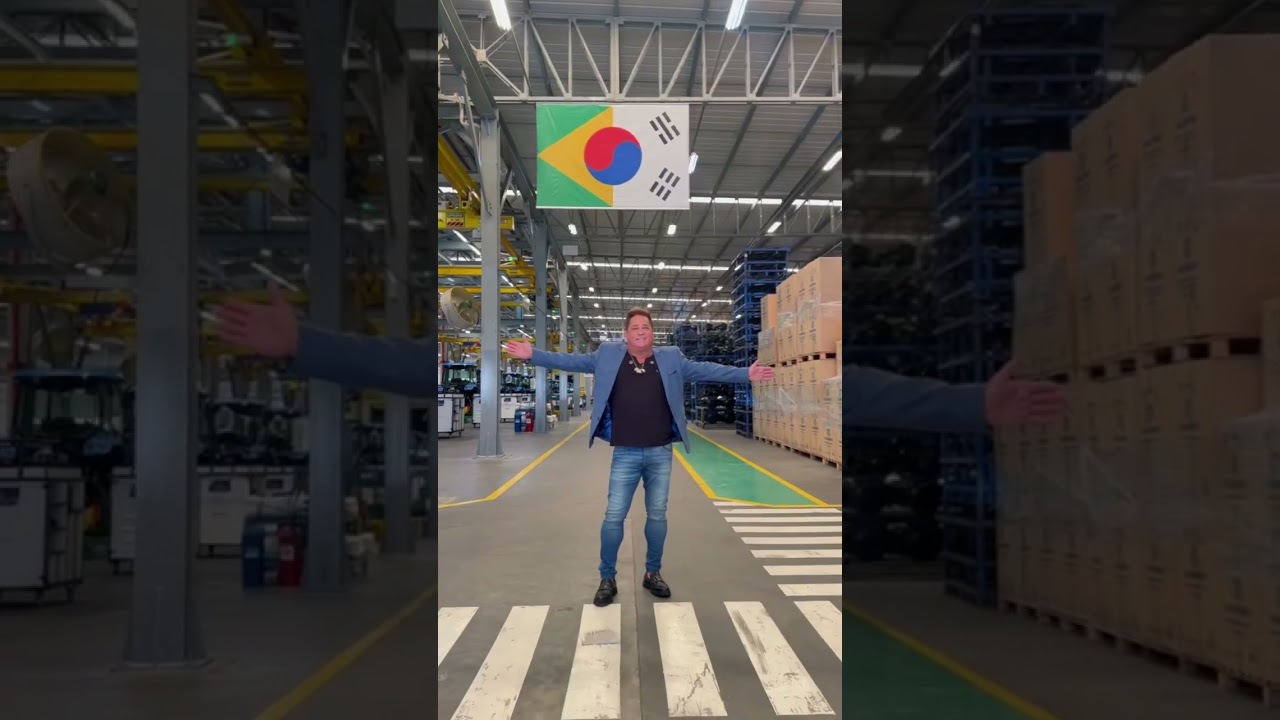 Cantor Leonardo visita f&aacute;brica da LS Tractor em Garuva/SC.