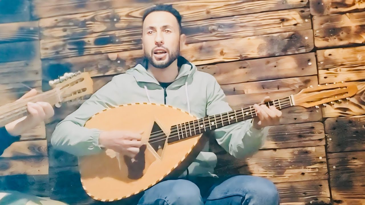 Nassim Khelili chante ali ferhati achhal nes3eda akeni tiziri
