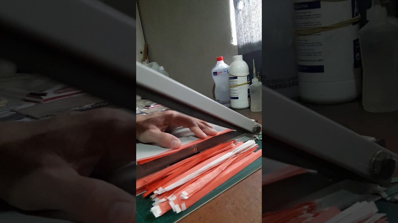 ....Pipas ED varanda das pipas...fazendo rabiola de sobra de papel na guilhotina facão.