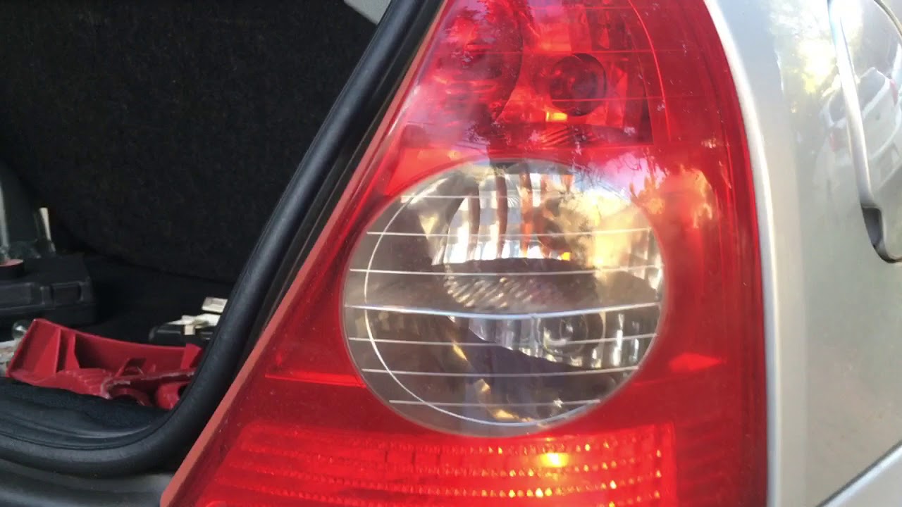 Transformando luz de neblina do Renault Clio em luz de estacionamento.
