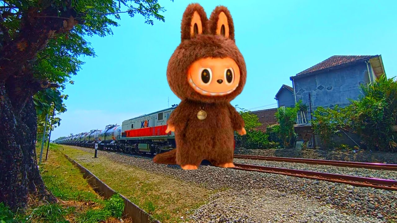 Banyak Kereta Api Panjang Berubah Labubu lucu