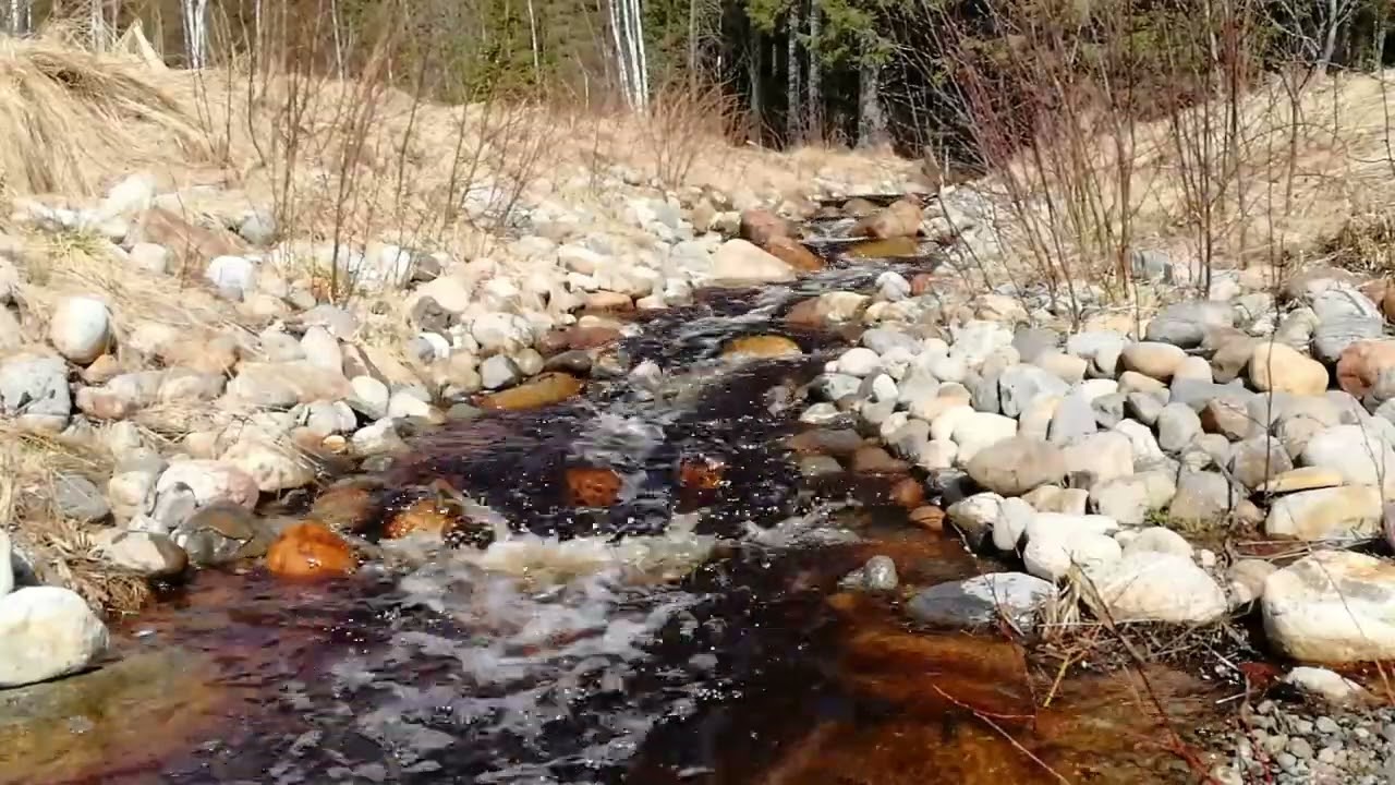 Porlande Vatten från Bäck för Sömn och Meditation.