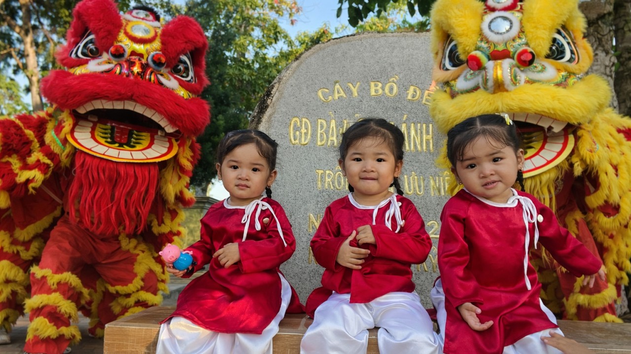 Ba bé sinh ba Gạo Sữa Kem hớn hở khi cha mẹ dẫn đi xem múa lân ngày Tết | TAM CÔNG CHÚA