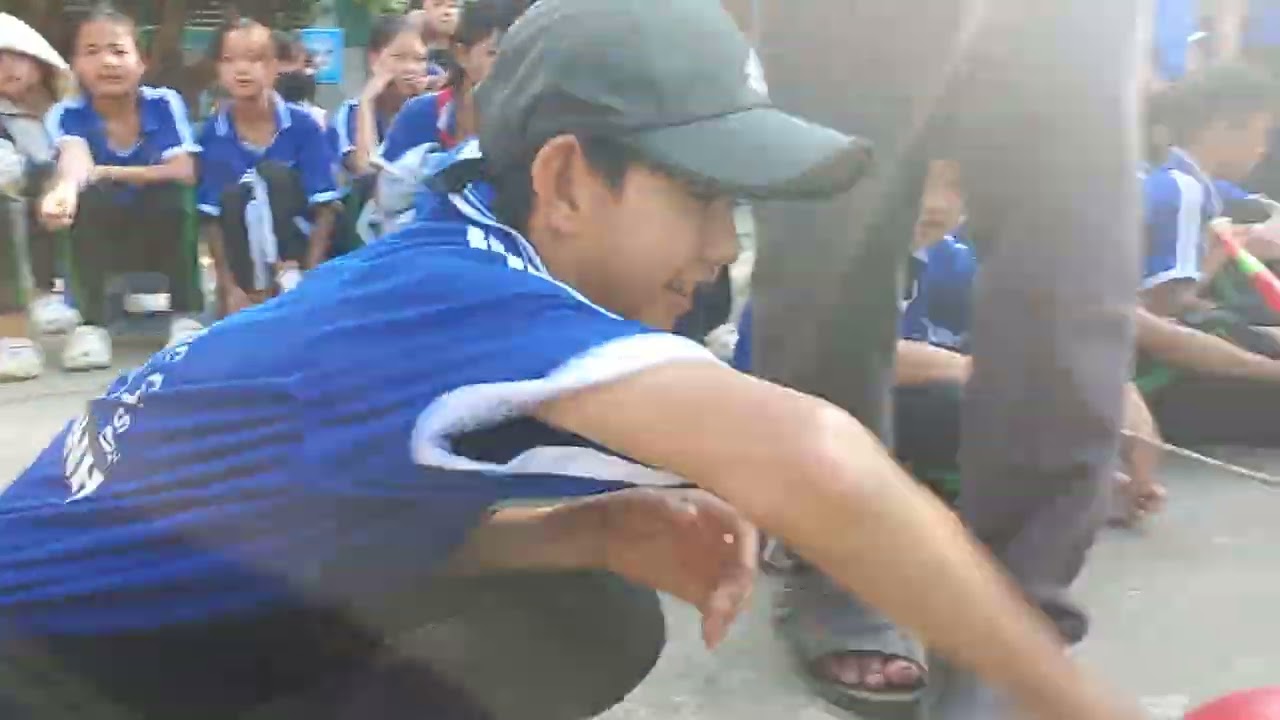 Đá bóng vào cung thành 