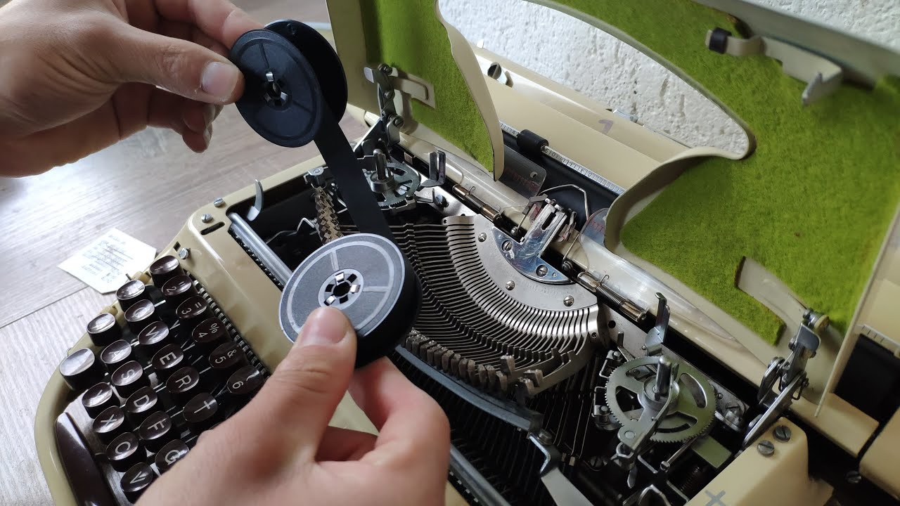 Farbband einer Schreibmaschine richtig einbauen