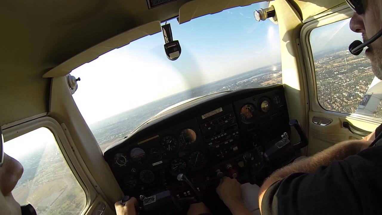 Tour de piste LFLY Cessna 152 - VFR flight in the circuit LFLY