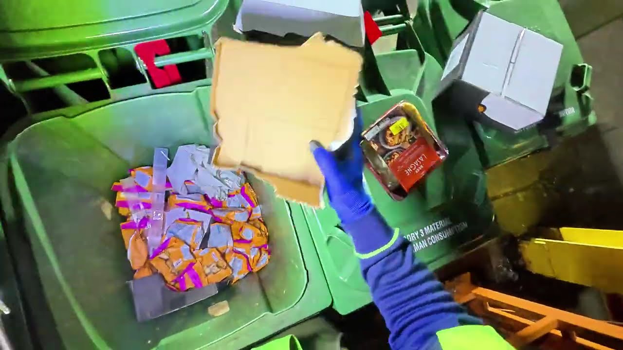 Эти контейнеры были полны отозванной продукции, мне повезло, что я всё ещё могу её есть.