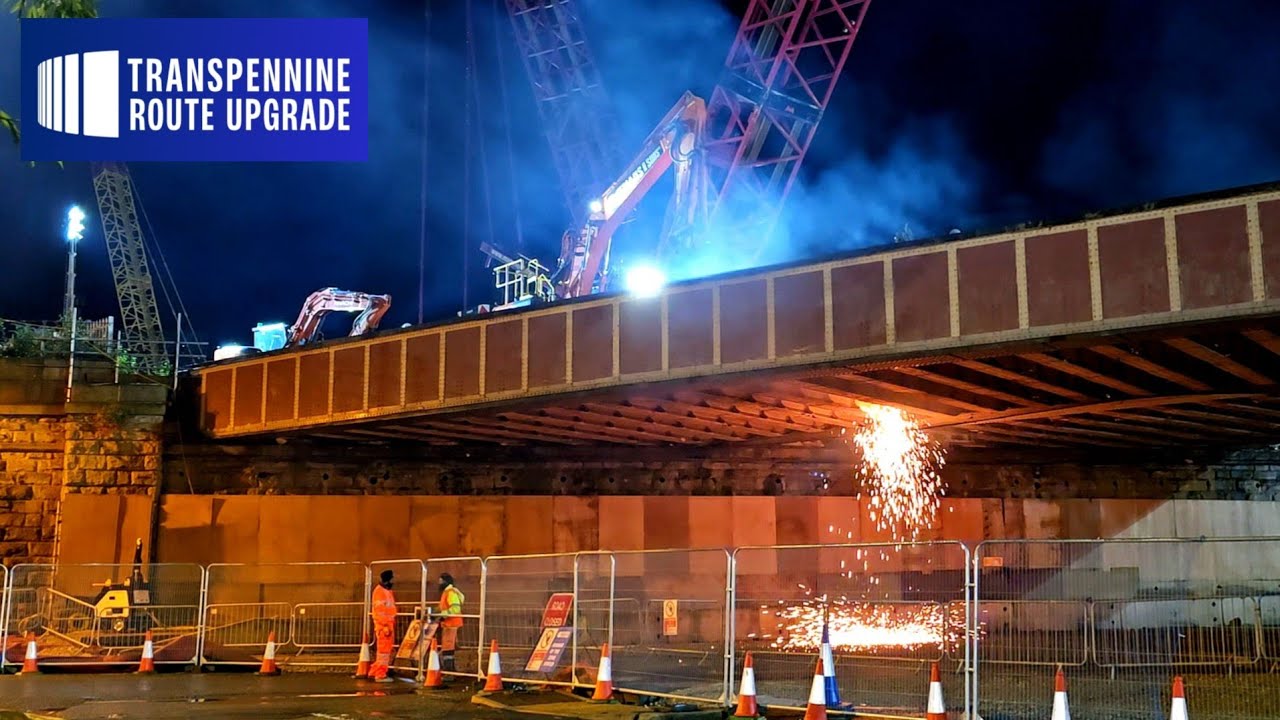 TRU AT NIGHT🌛 Sparks fly in spectacular midnight footage of rail upgrade 👷‍♀️ 🎆 