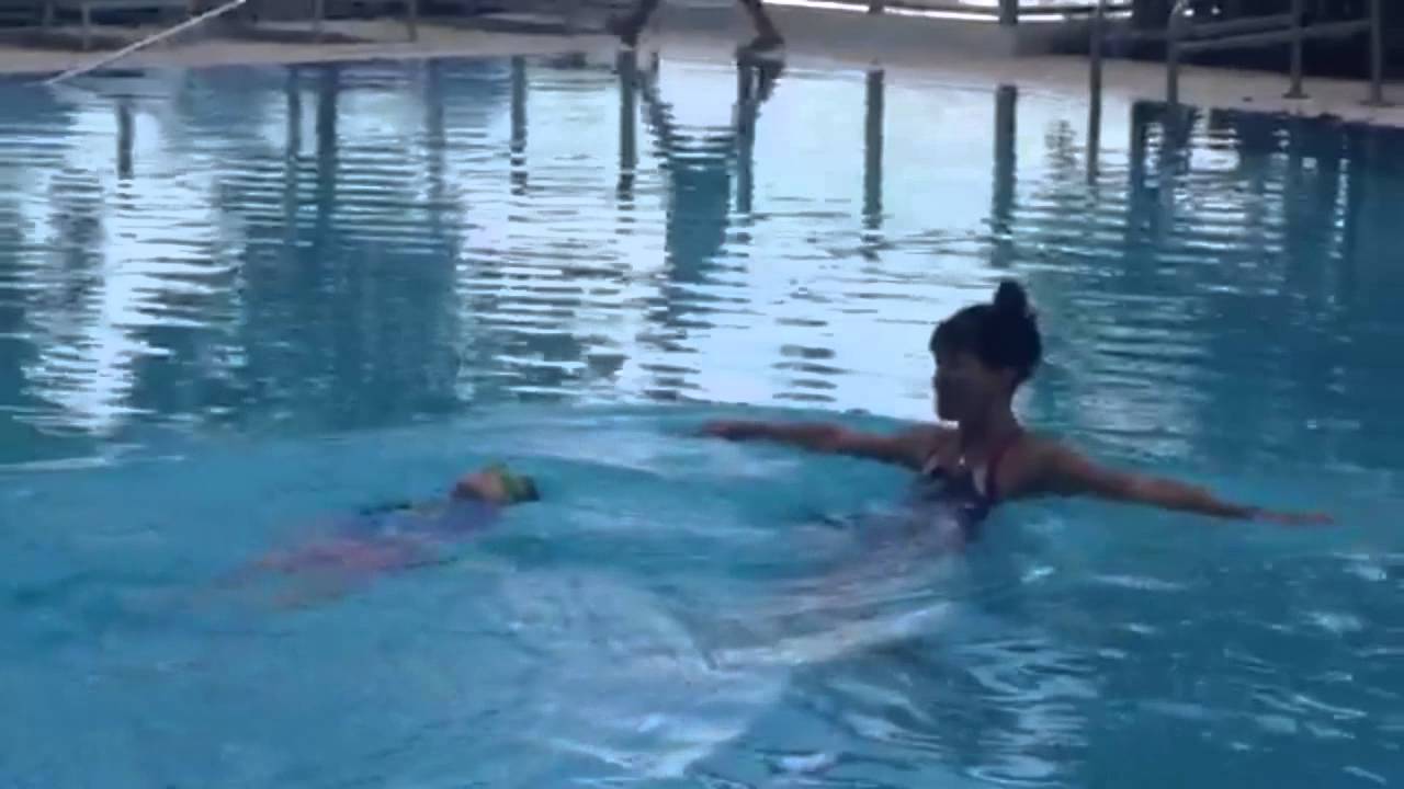 AQUA & SWIM 4 FUN.   4 1/2 year old DIEGO SWIMMING LESSON (Back Crawl)