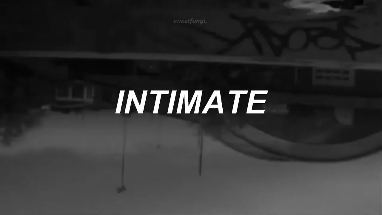 Crystal Castles - Intimate (Lyrics/Sub Espa&ntilde;ol)