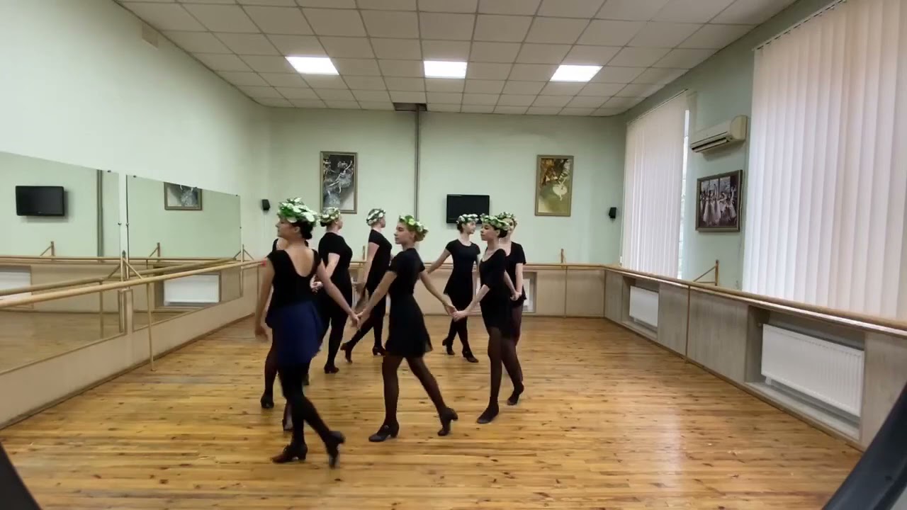 Український традиційний обрядовий хоровод «Ворожіння»  Постановник  Слободянюк Богдана