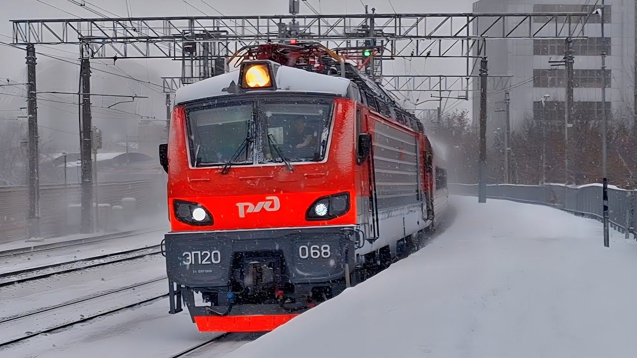Электровоз ЭП20-068 с фирменным поездом №30С «Премиум» сообщением Москва-Новороссийск