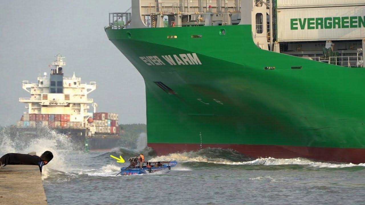 Shipspotting Beauty: EVER WARM Glides Through a Tight River Bend