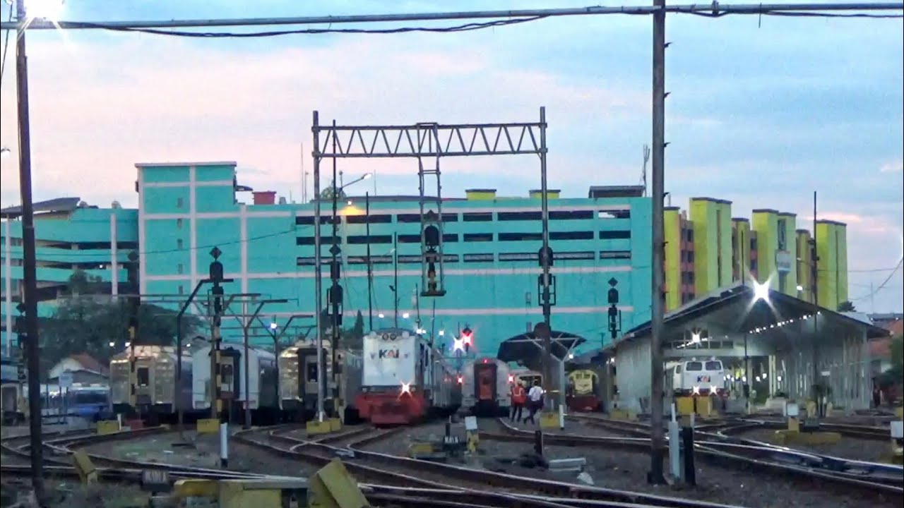 Melihat Kesibukan Kereta Api Berangkat Dan Langsir Distasiun Surabaya Pasar Turi!!