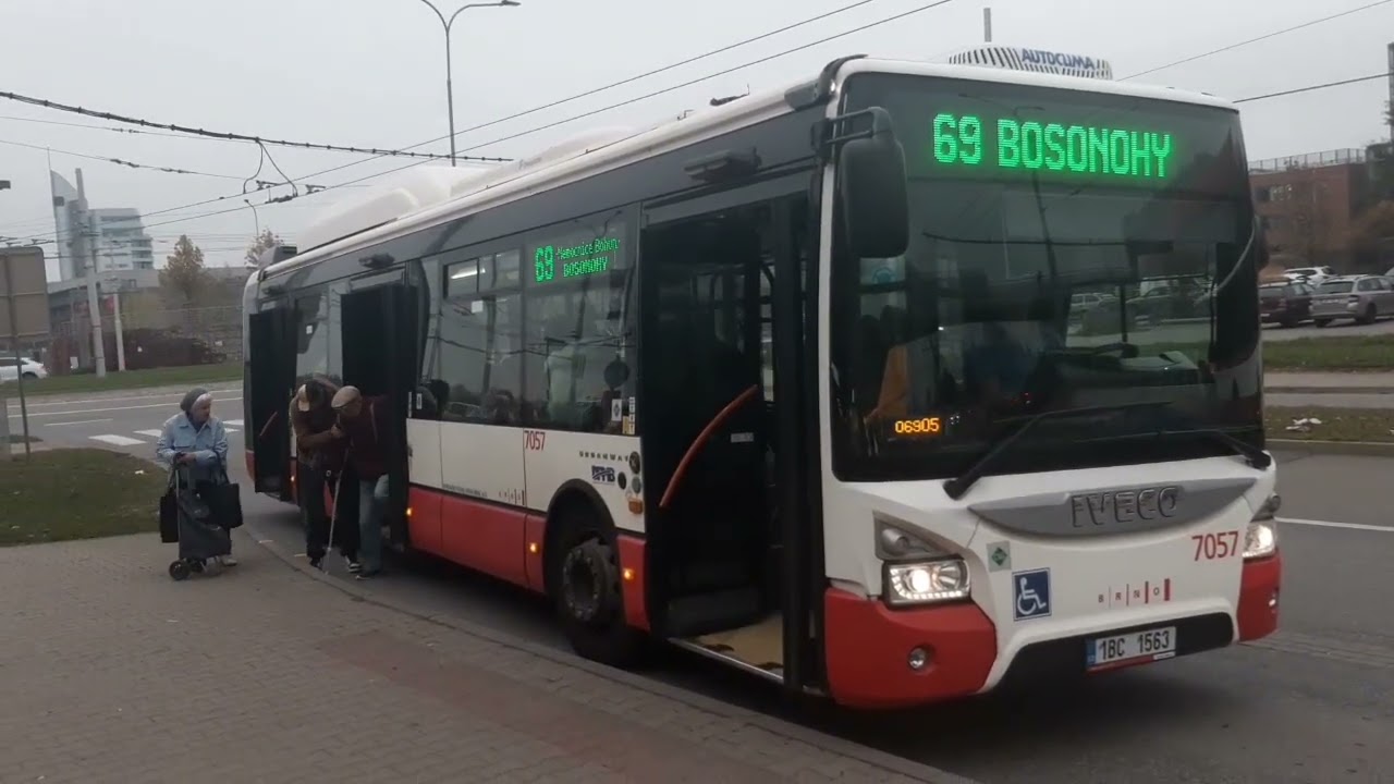 ADVENTNÍ KALENDÁŘ 2024: Autobus linky 69 v zastávce Univerzitní kampus v Brně 13. den