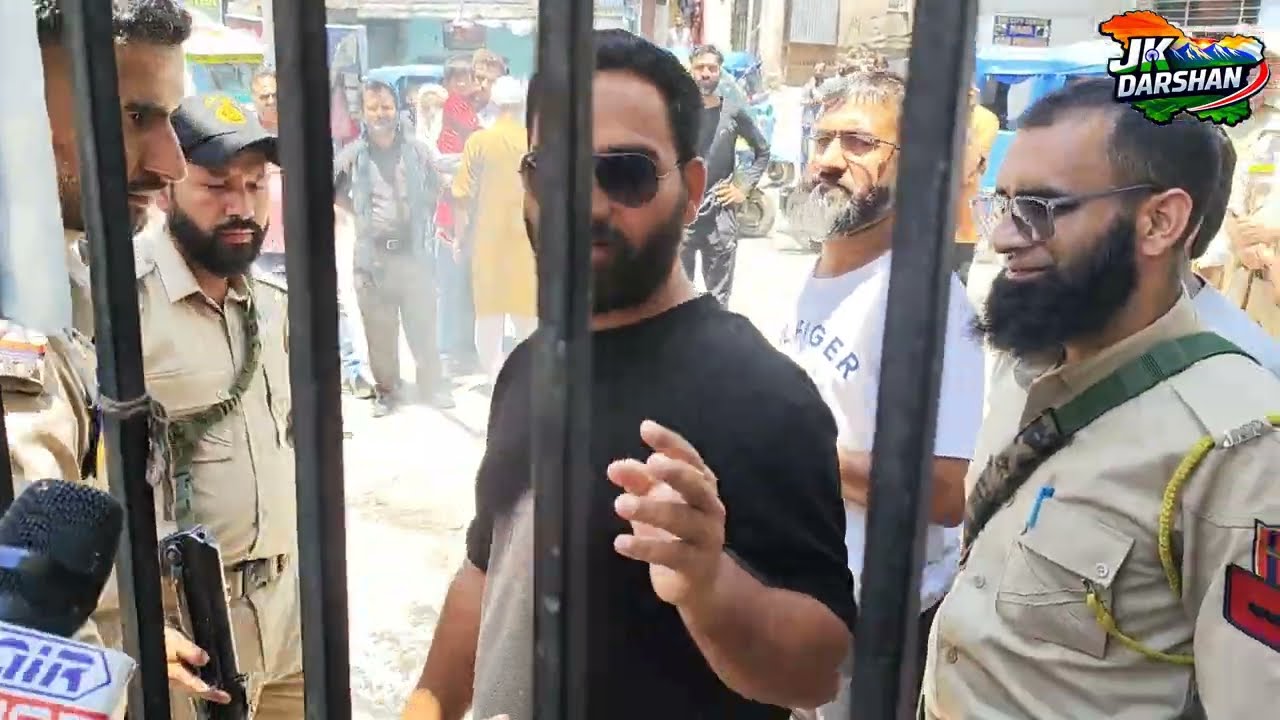 &ldquo;Go Back&rdquo; Slogans Against Mehraj Malik: Sanitation Workers Prevent MLA from Entering P&pi;0t&euro;$t Site.