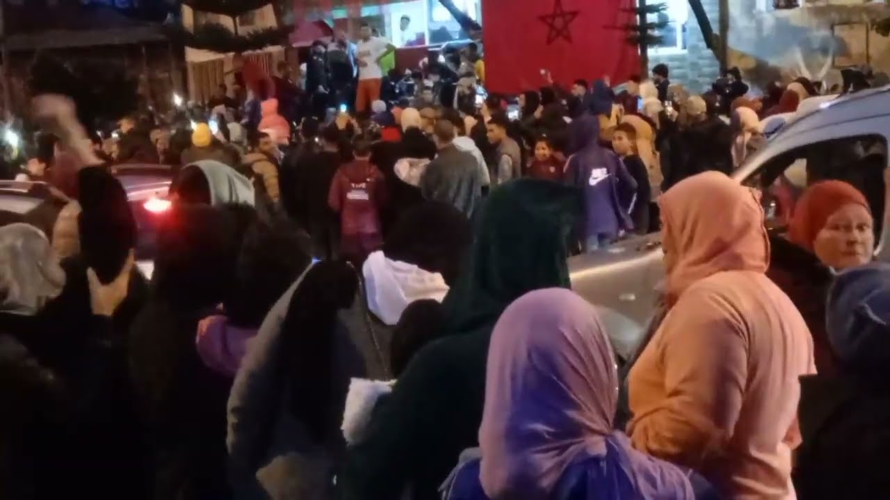 احتفالات المغاربة بطنجة على التأهل لنصف نهائي كأس العالم 2022 🥳🥳🎉🎉👍🤲🤲🇲🇦🇲🇦💪💪 مبروك للمنتخب المغربي